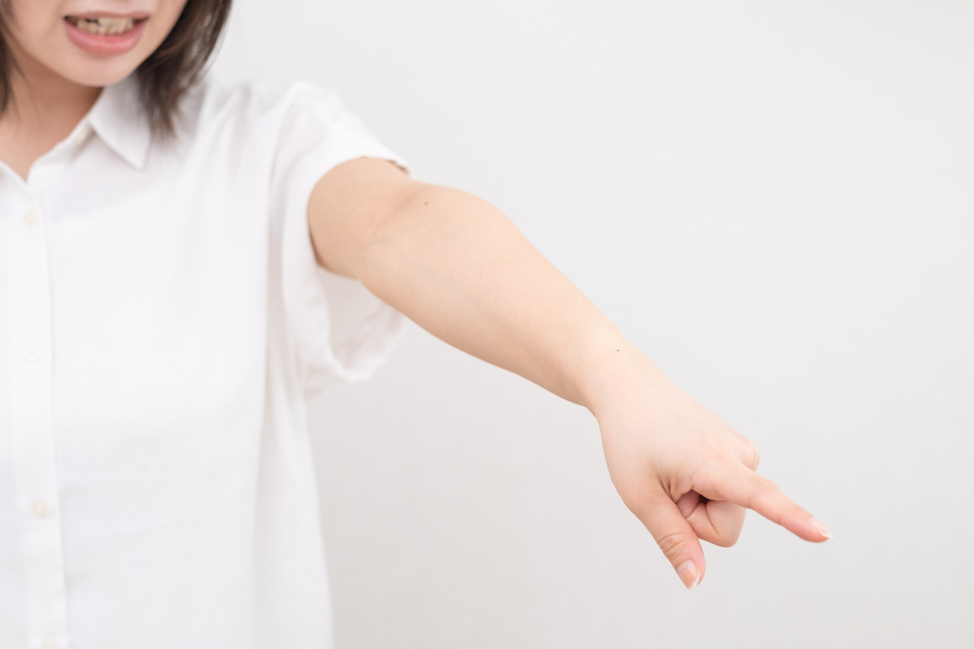 指をさし怒る女性
