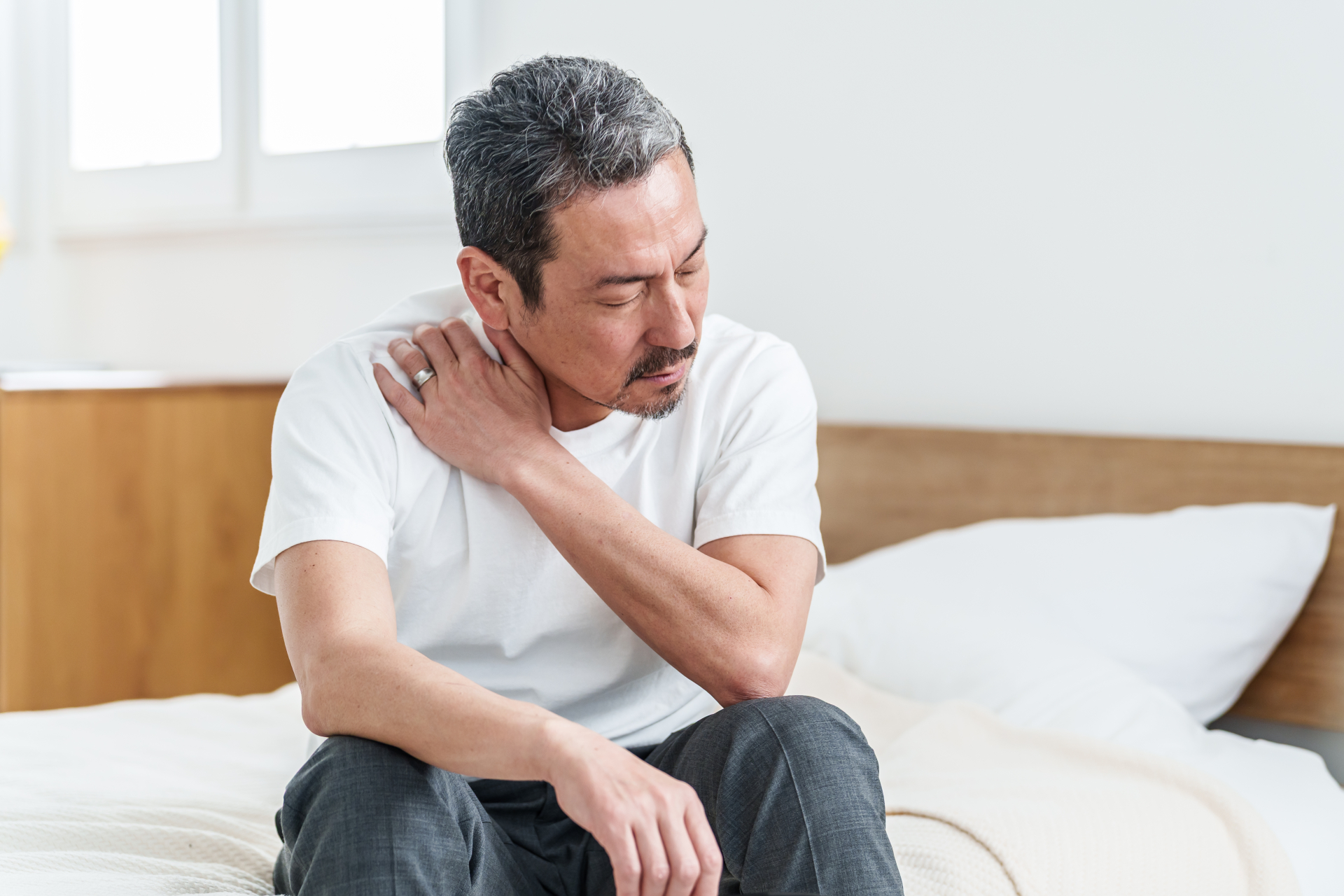 肩こりに悩む中高年の男性