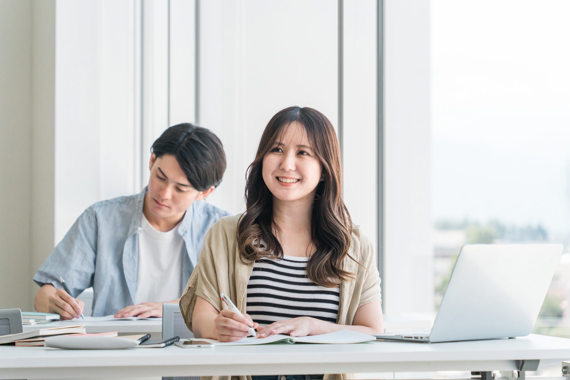 大学・学校で楽しい講義を受ける大学生