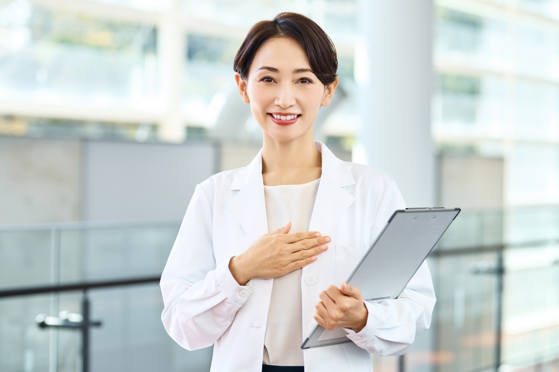 笑顔で信頼感のある女性医師
