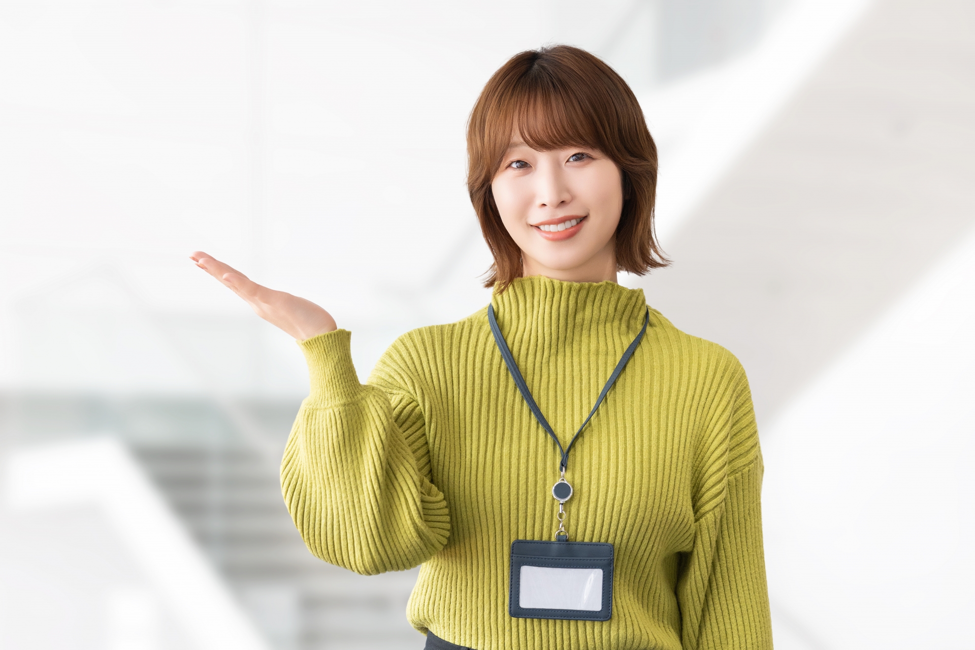 手で案内をする女性・ビジネスウーマン