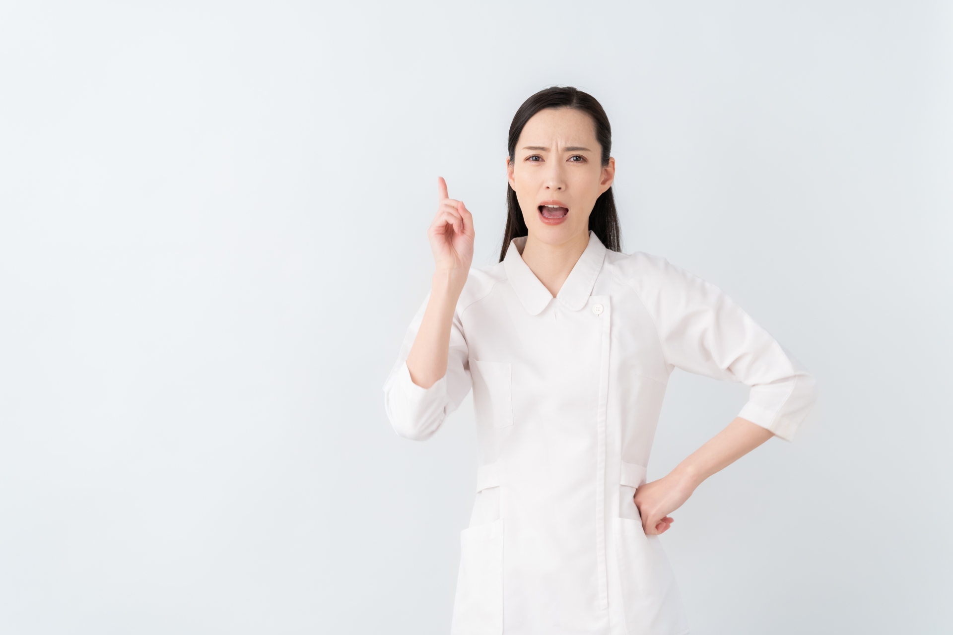 白バックの若い看護師