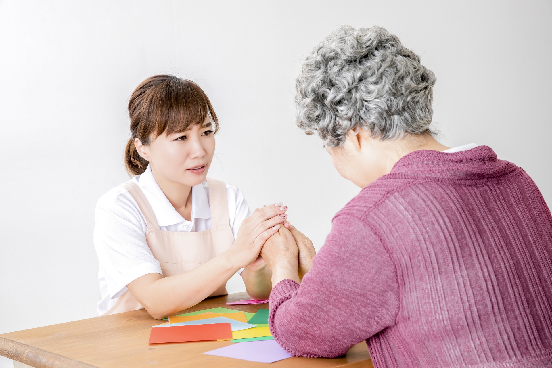 慰める介護士と高齢者の女性