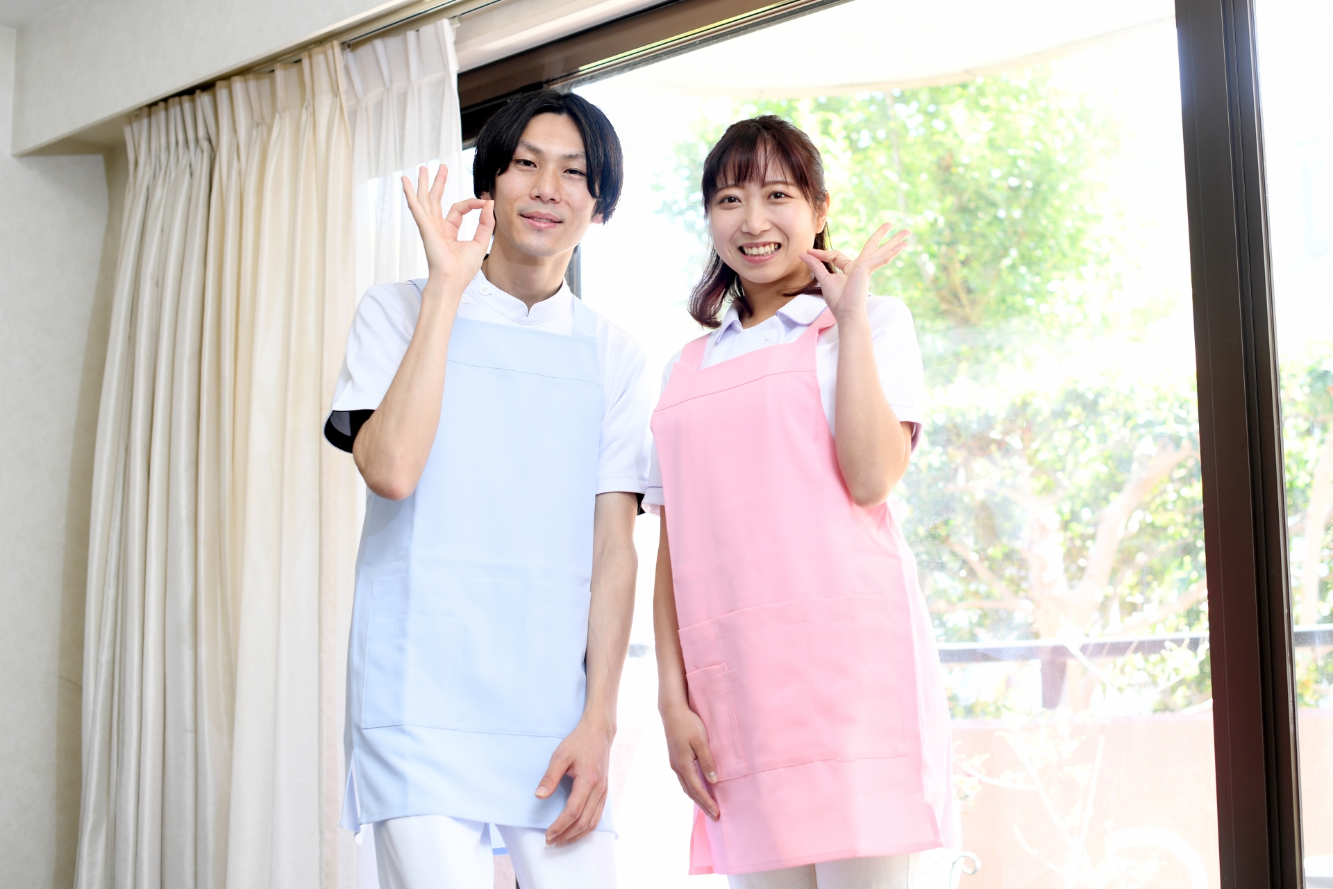 笑顔の男女スタッフ(カメラ目線)