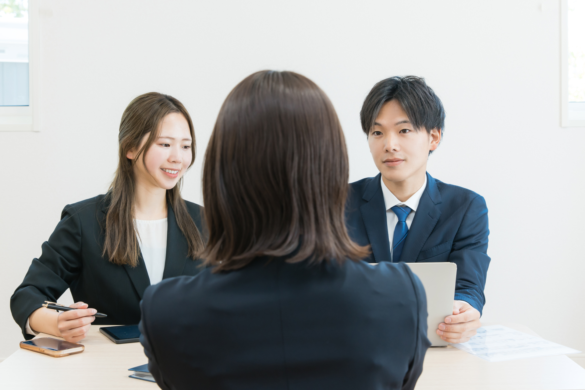 面接官と面接を受ける応募者 採用 就職