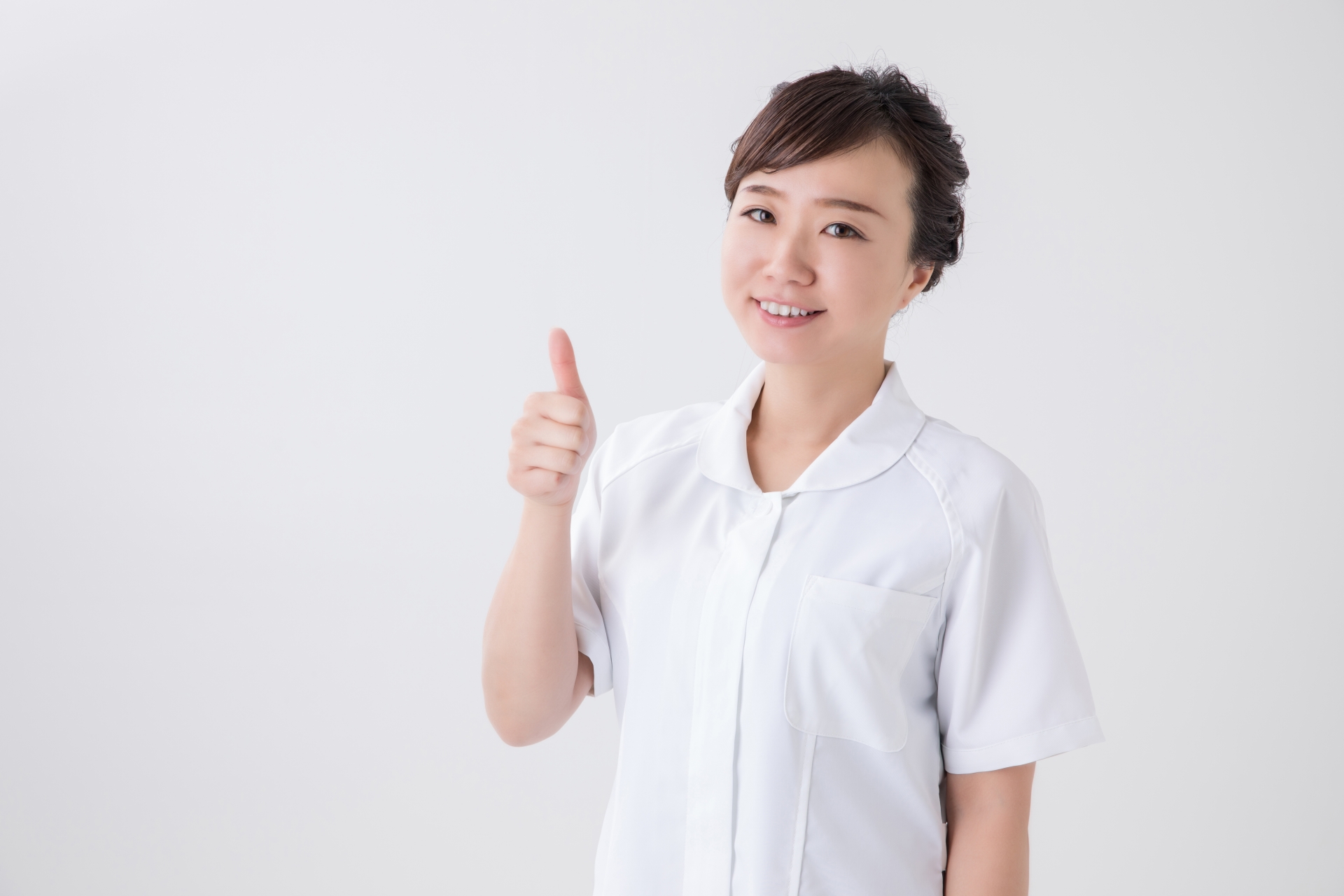 グーサインする白衣の女性