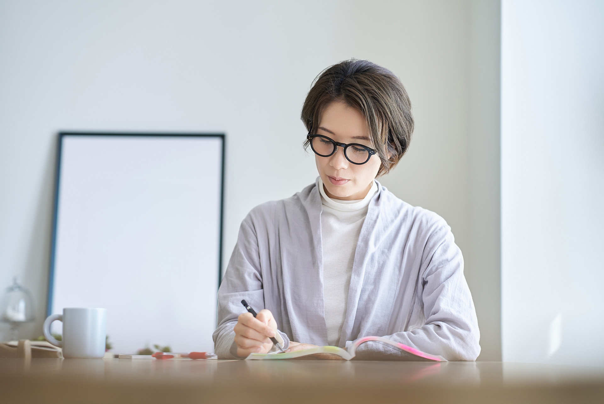 室内で仕事をする女性