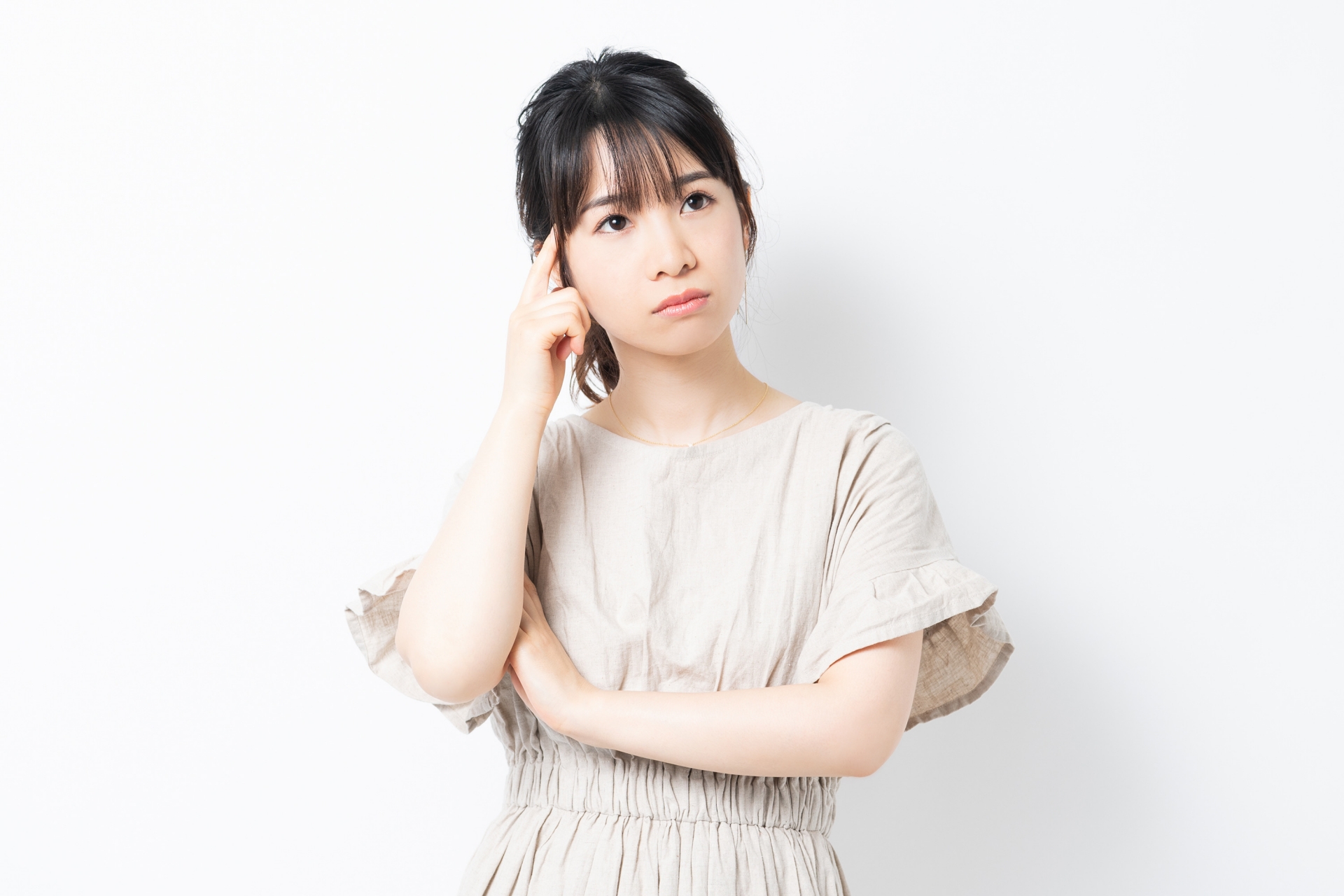 考え事をする若い女性