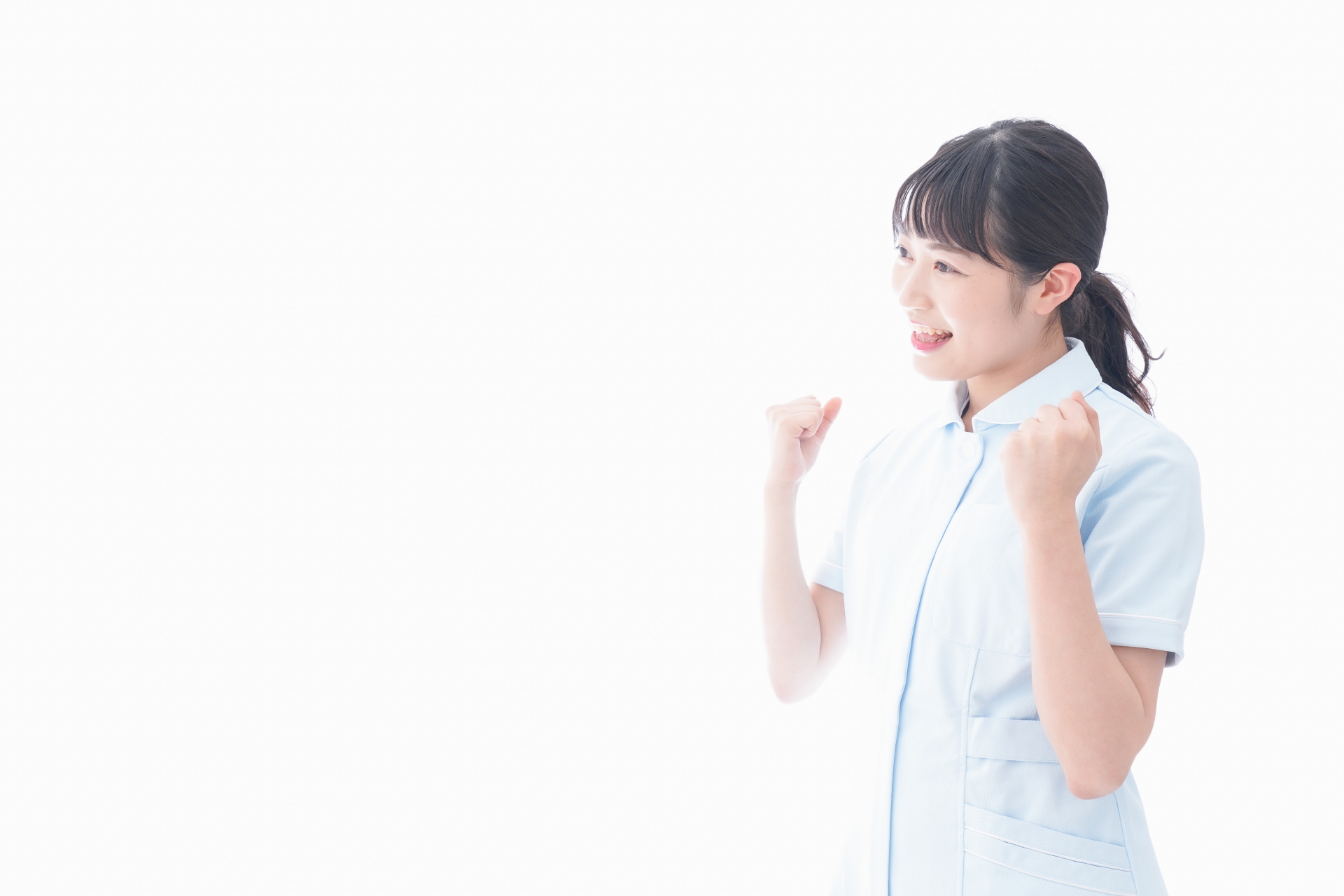 ガッツポーズをする若い看護師