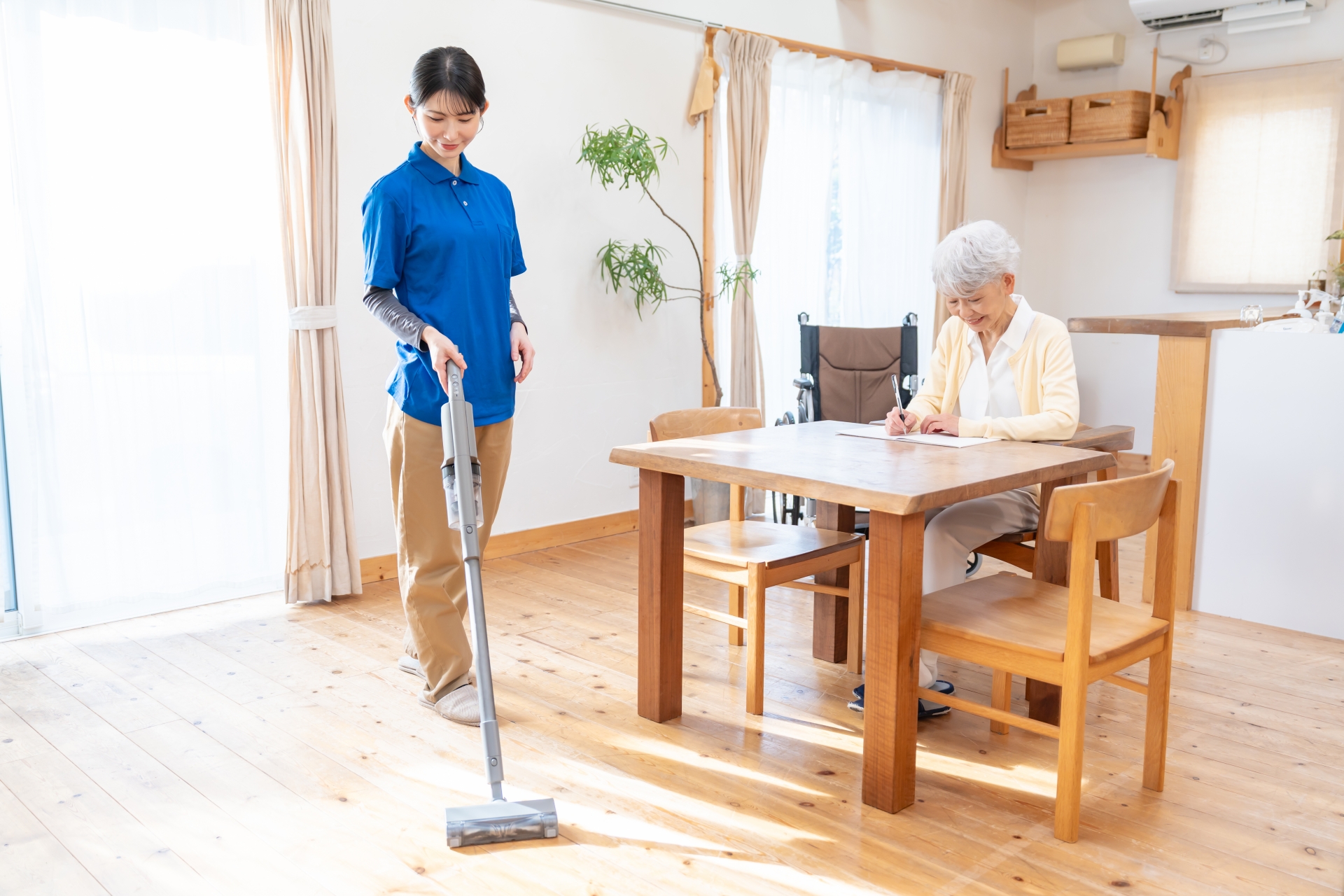 掃除をする女性
