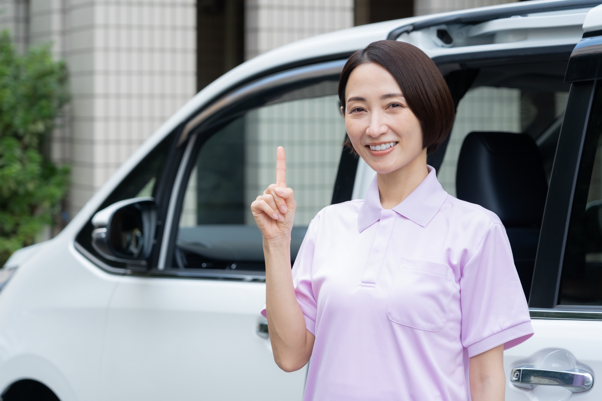 車で訪問介護をするミドルの女性介護士