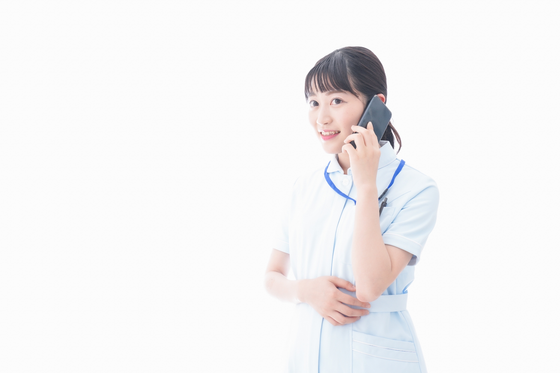 スマホを使う若い看護師