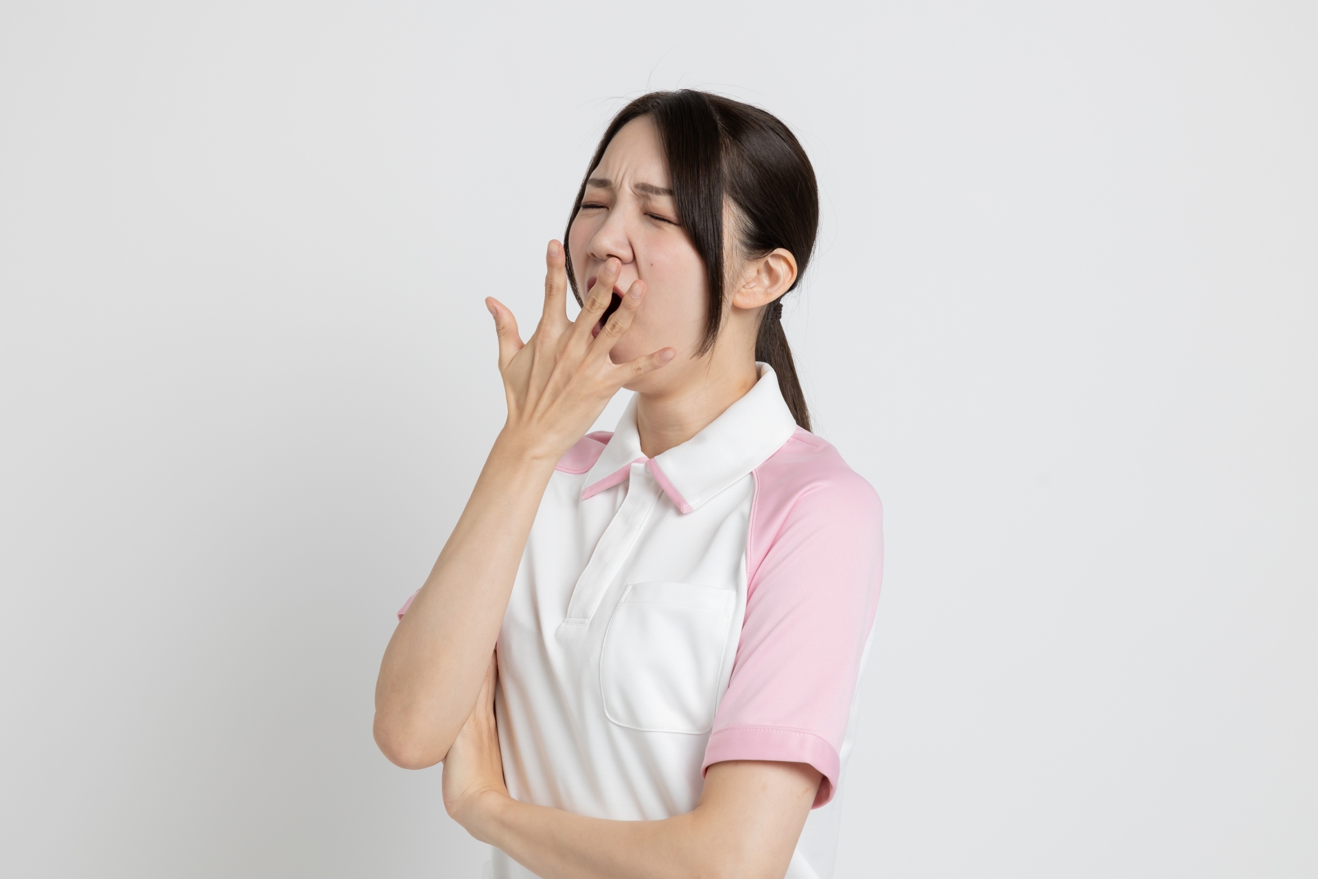 あくびをする介護士