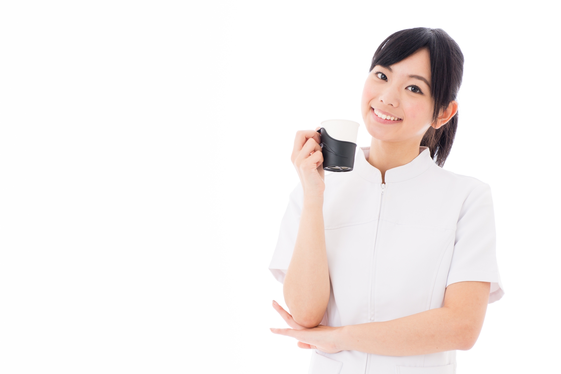 カップを持ってリラックスする看護師