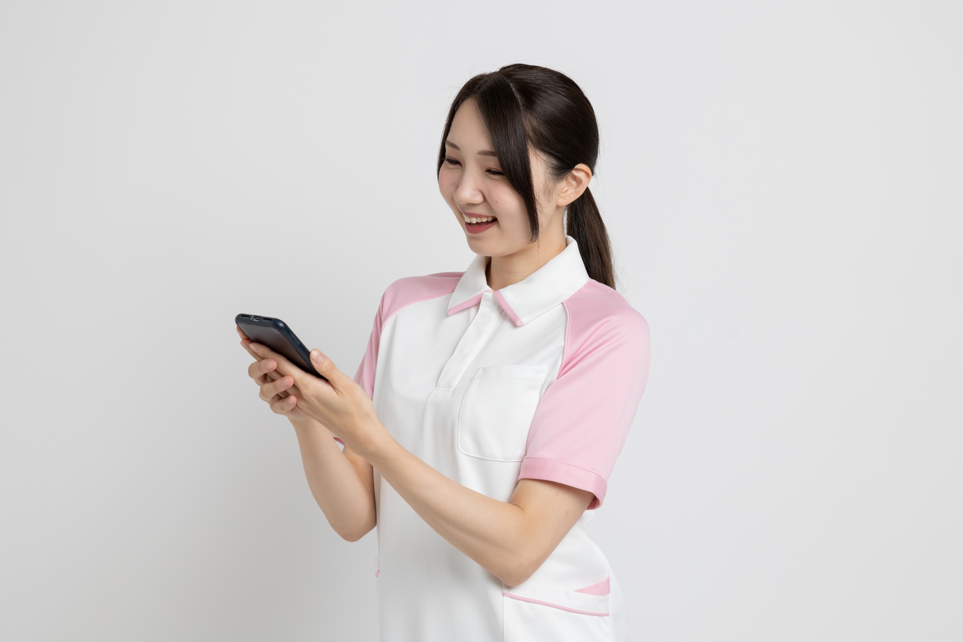スマホを操作する介護士