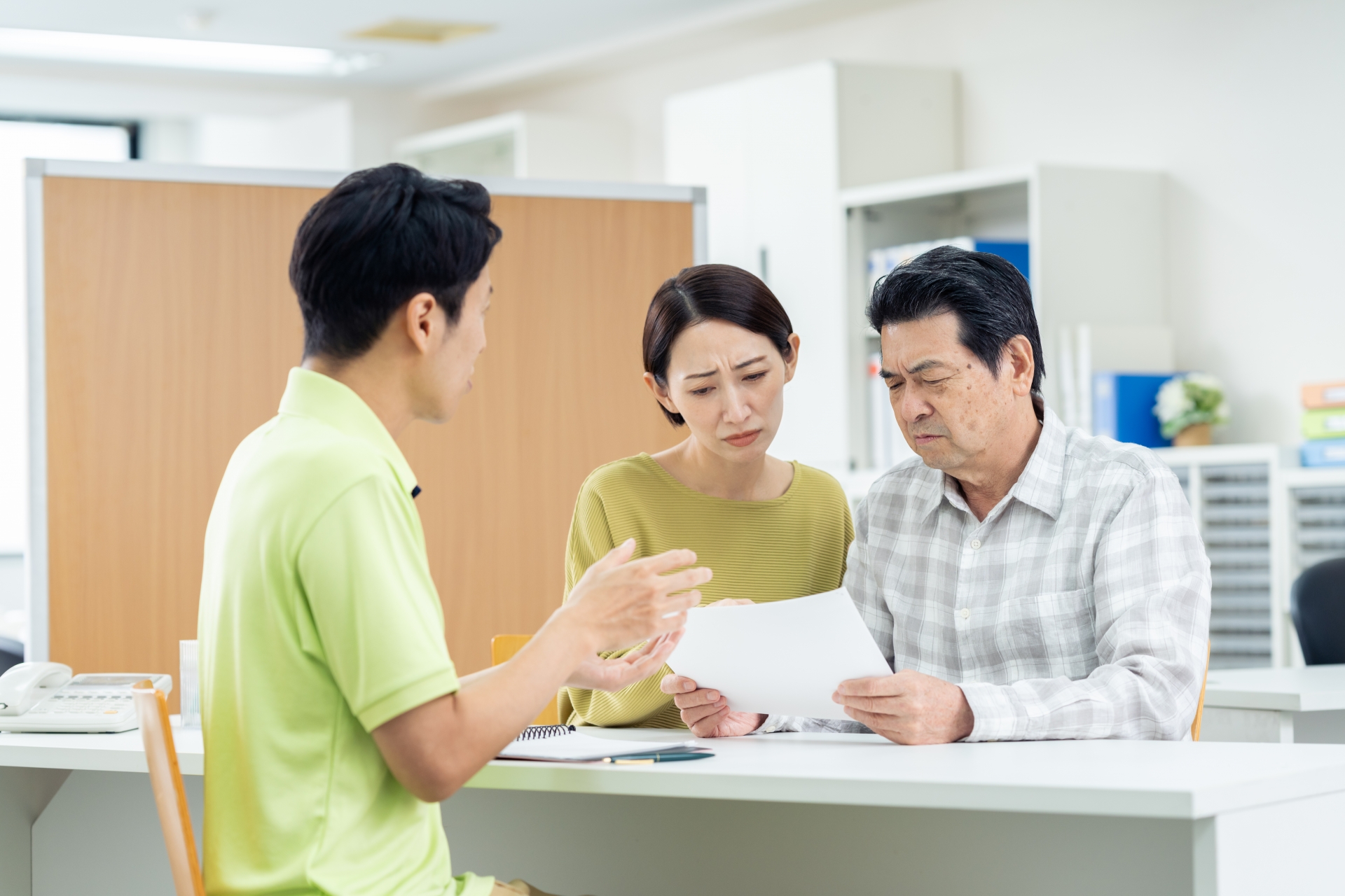 介護の相談する親子