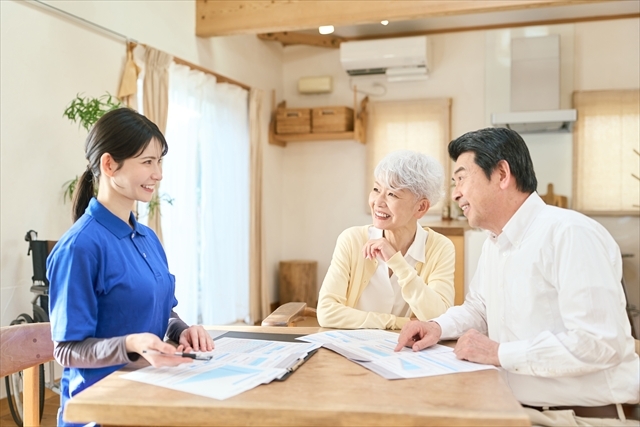 訪問介護でプランの説明をする介護士