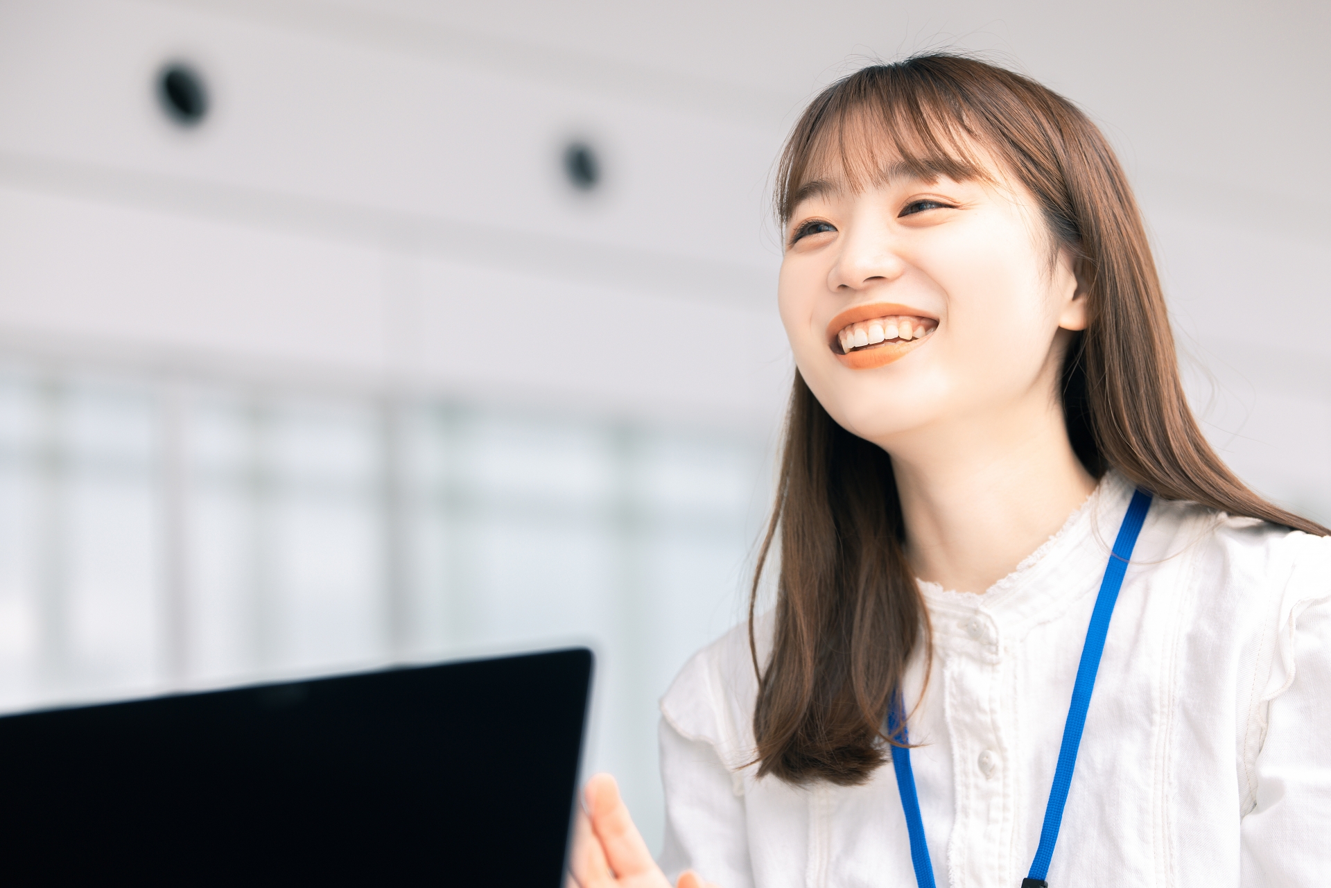 笑顔の若いビジネスウーマン