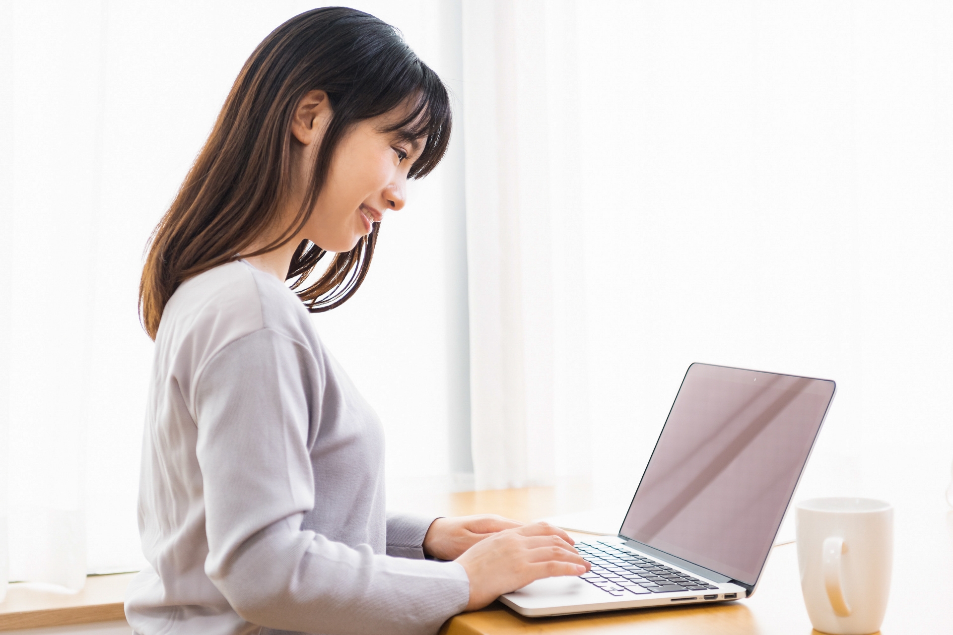 パソコンを操作する若い女性