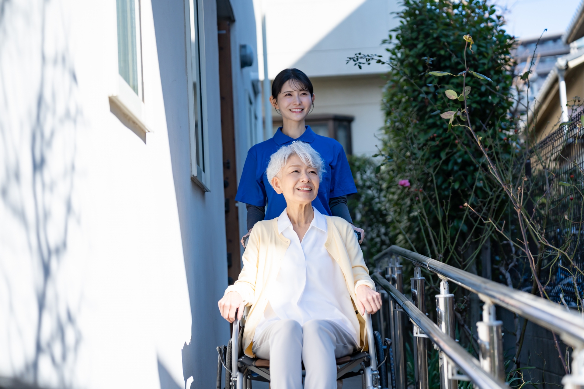 介護士と女性