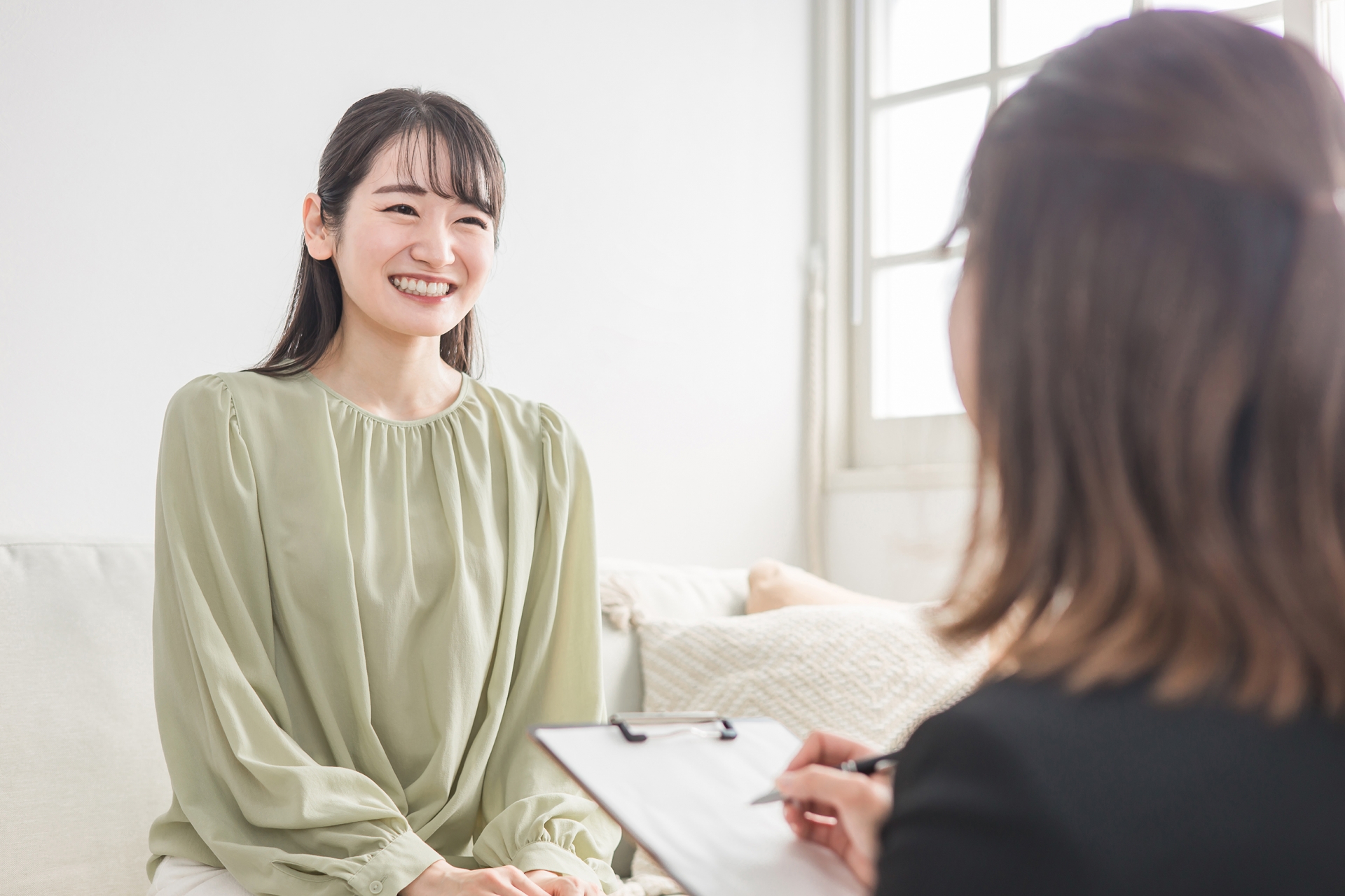 相談にきた女性とビジネスウーマンの日本人