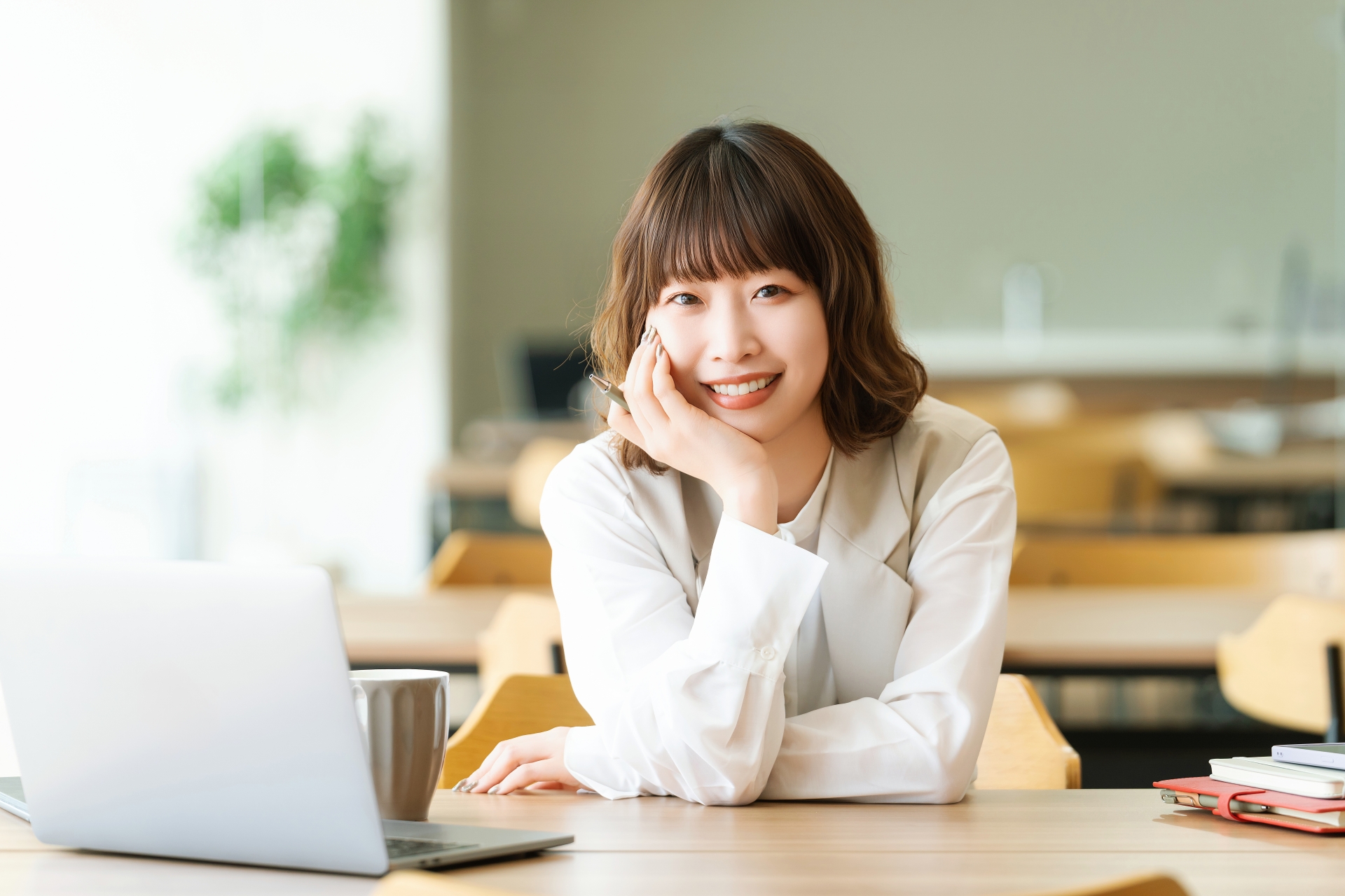 肘をついて微笑む女性・ビジネスウーマン