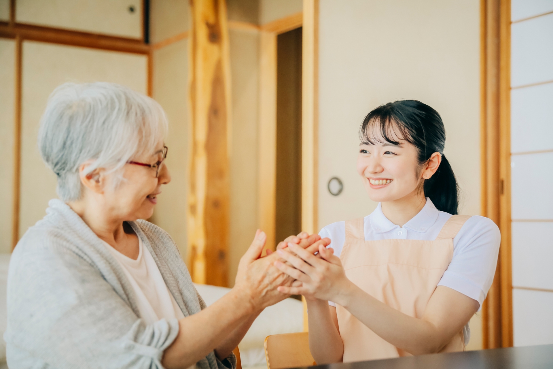 高齢者女性と話す女性スタッフ