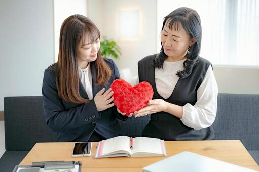 ハートと二人の女性