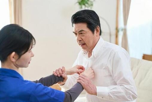 訪問介護を拒否するアジア人シニア男性
