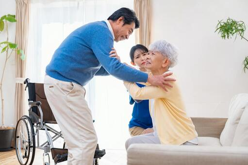 男性からの介護を怖がるシニア女性
