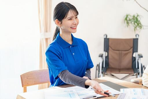 介護契約の説明を行う訪問介護士