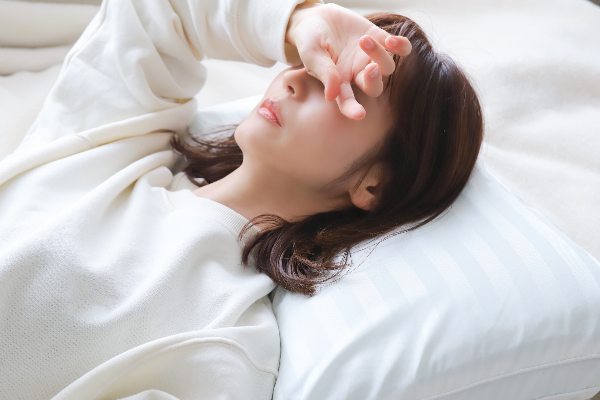 体調不良で寝込む女性