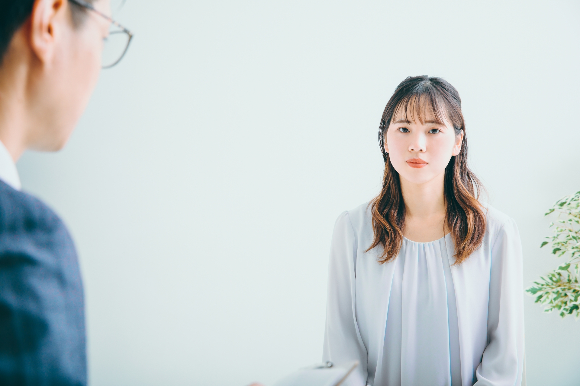 面接を受ける女性 interview