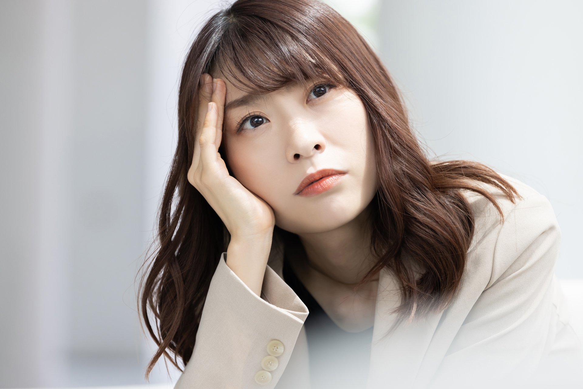 真剣な表情で考えごとをする女性