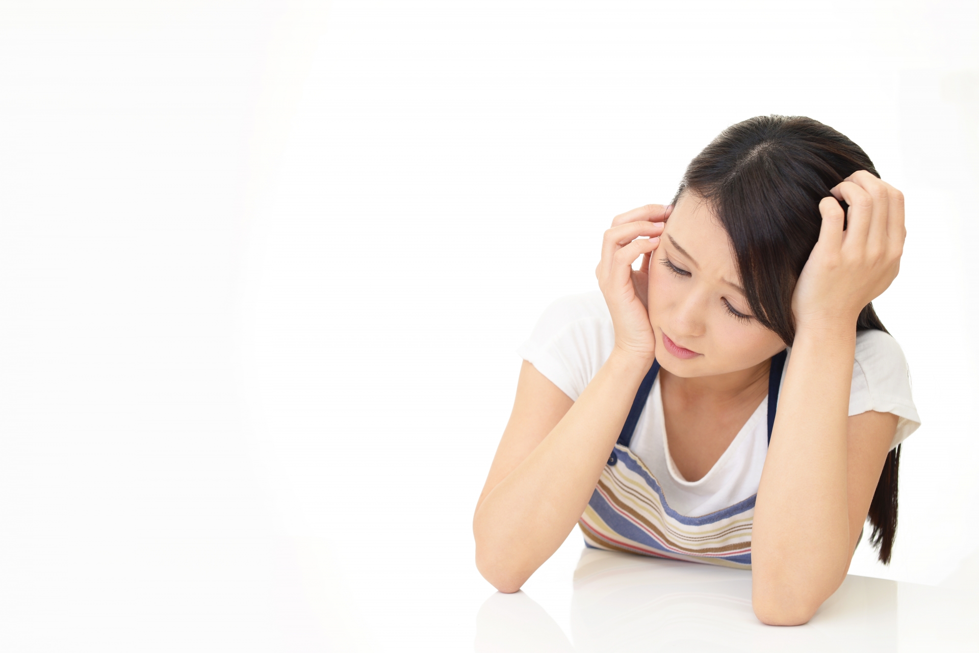 憂鬱な表情の女性