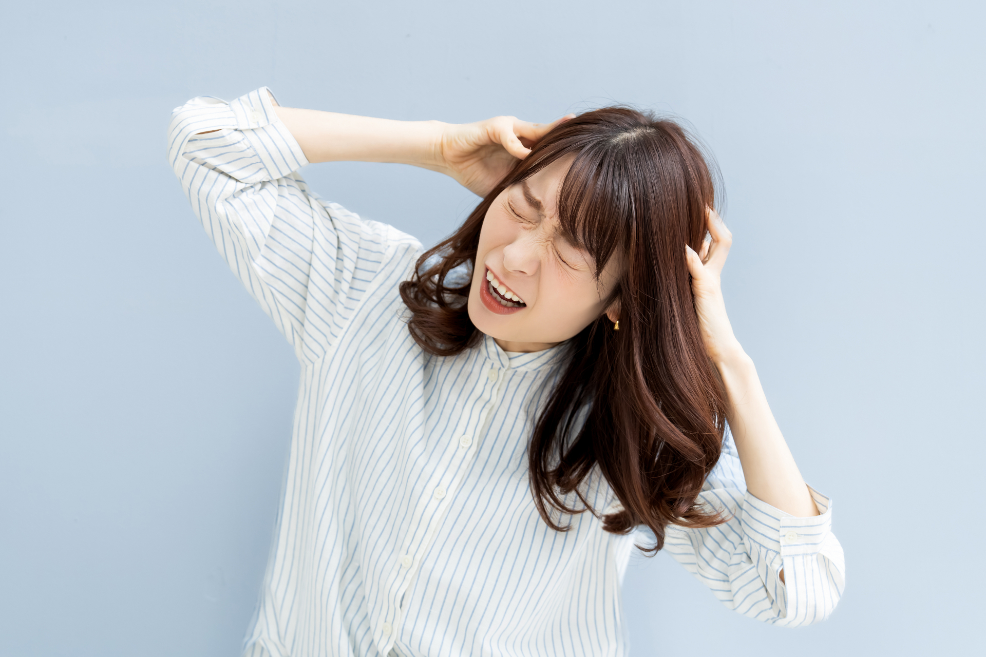 頭を抱えて困る女性