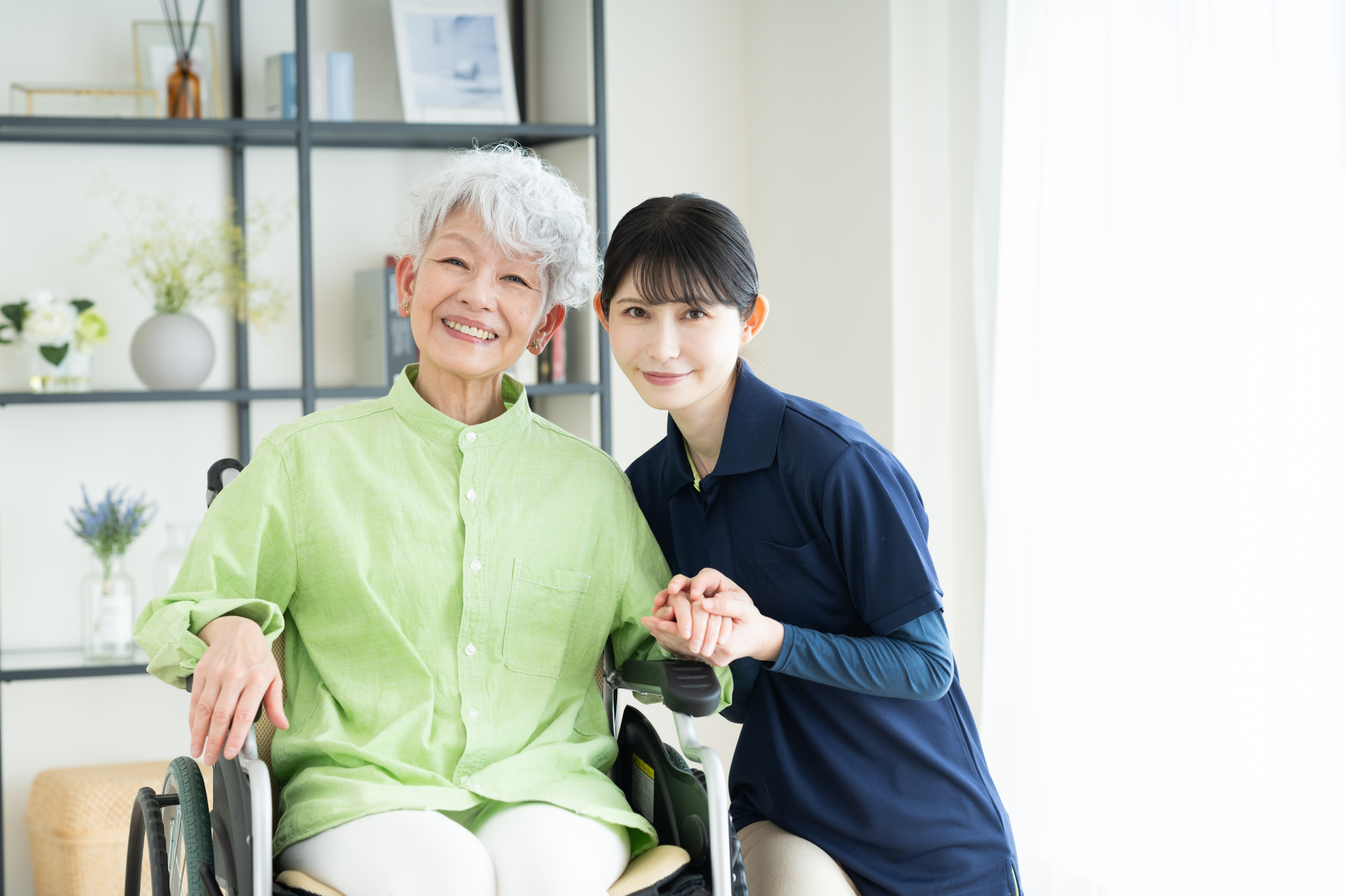 車椅子のシニアの女性と介護福祉士
