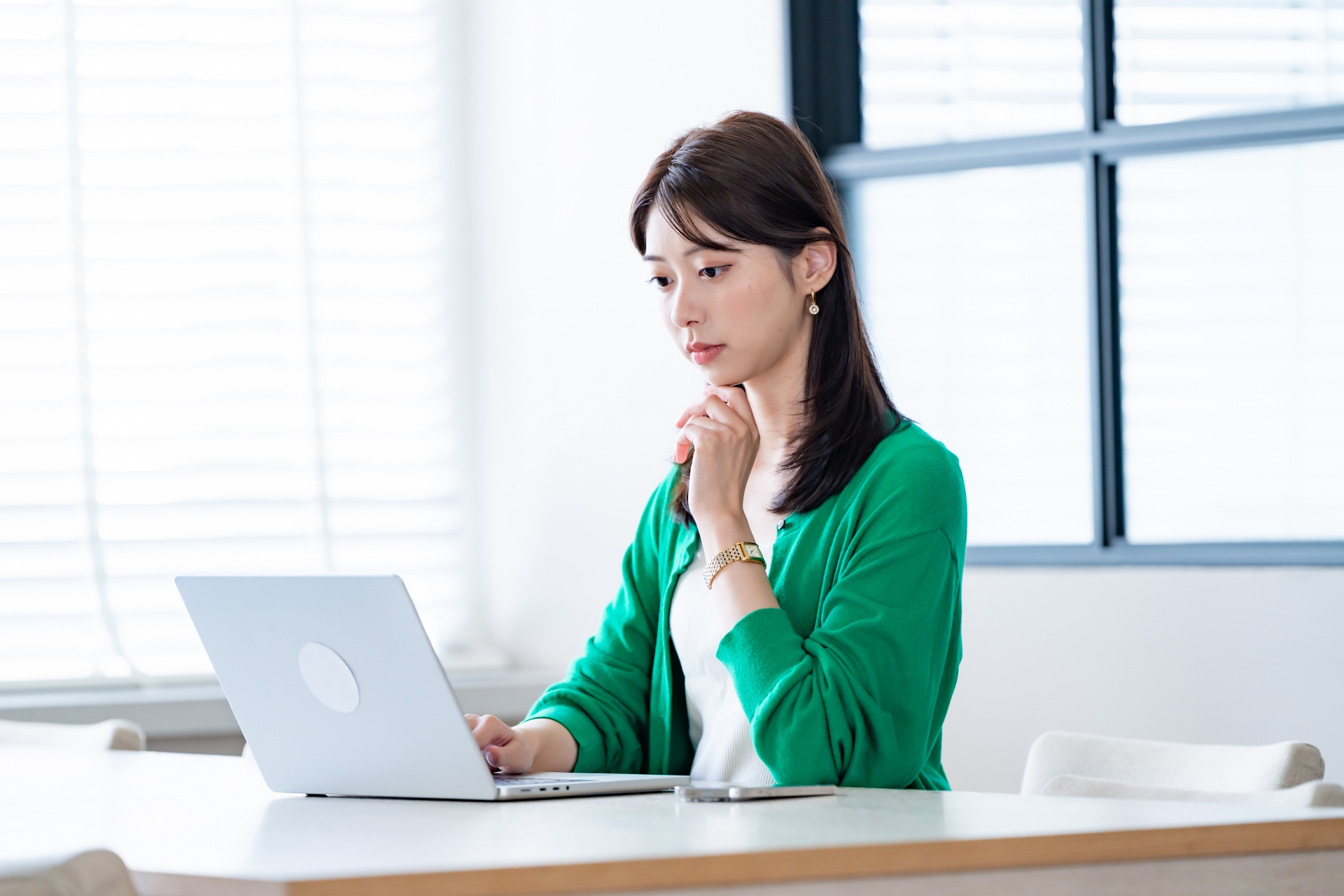 明るい室内で仕事をする女性