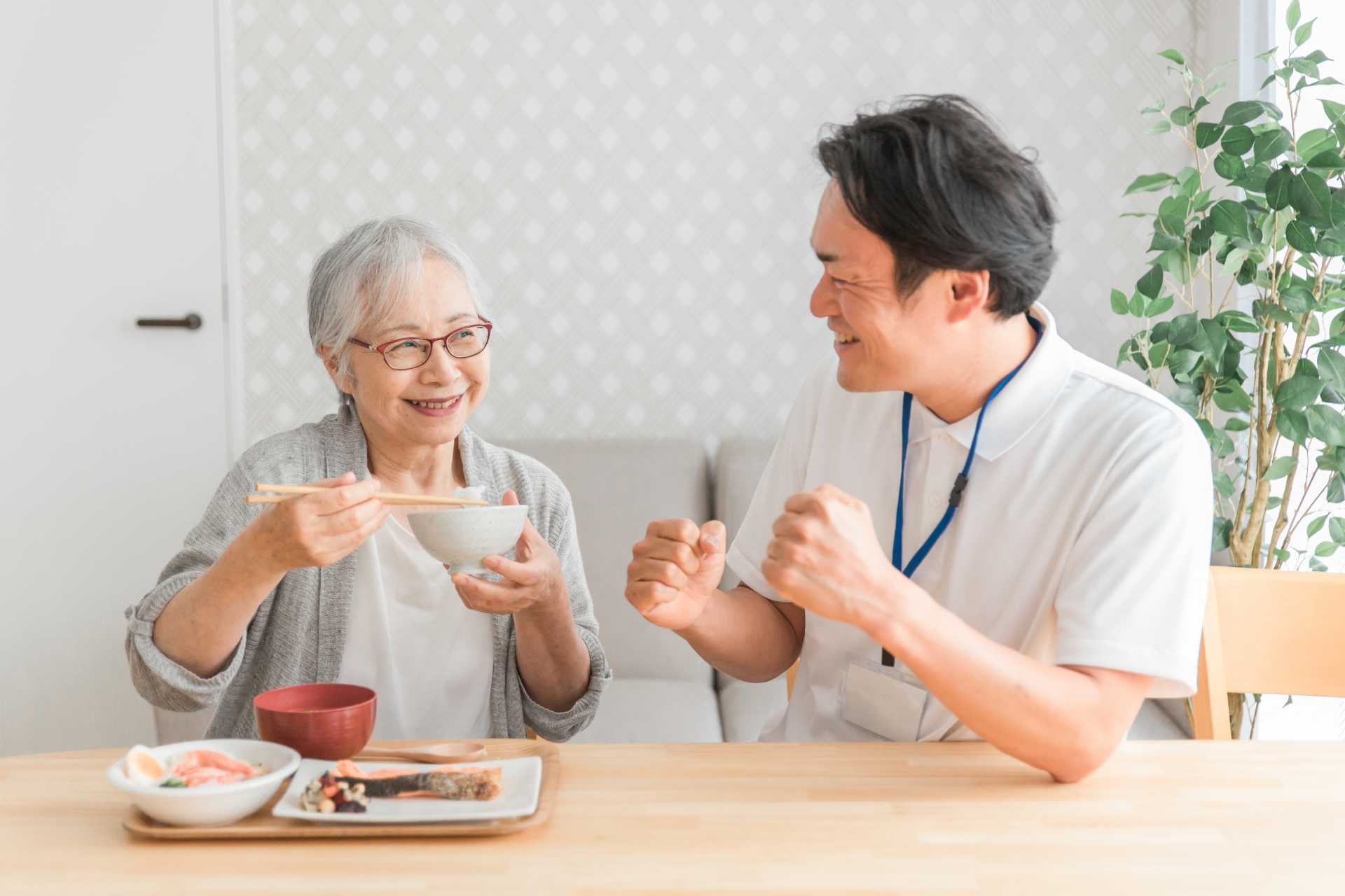 食事介助する男性スタッフ