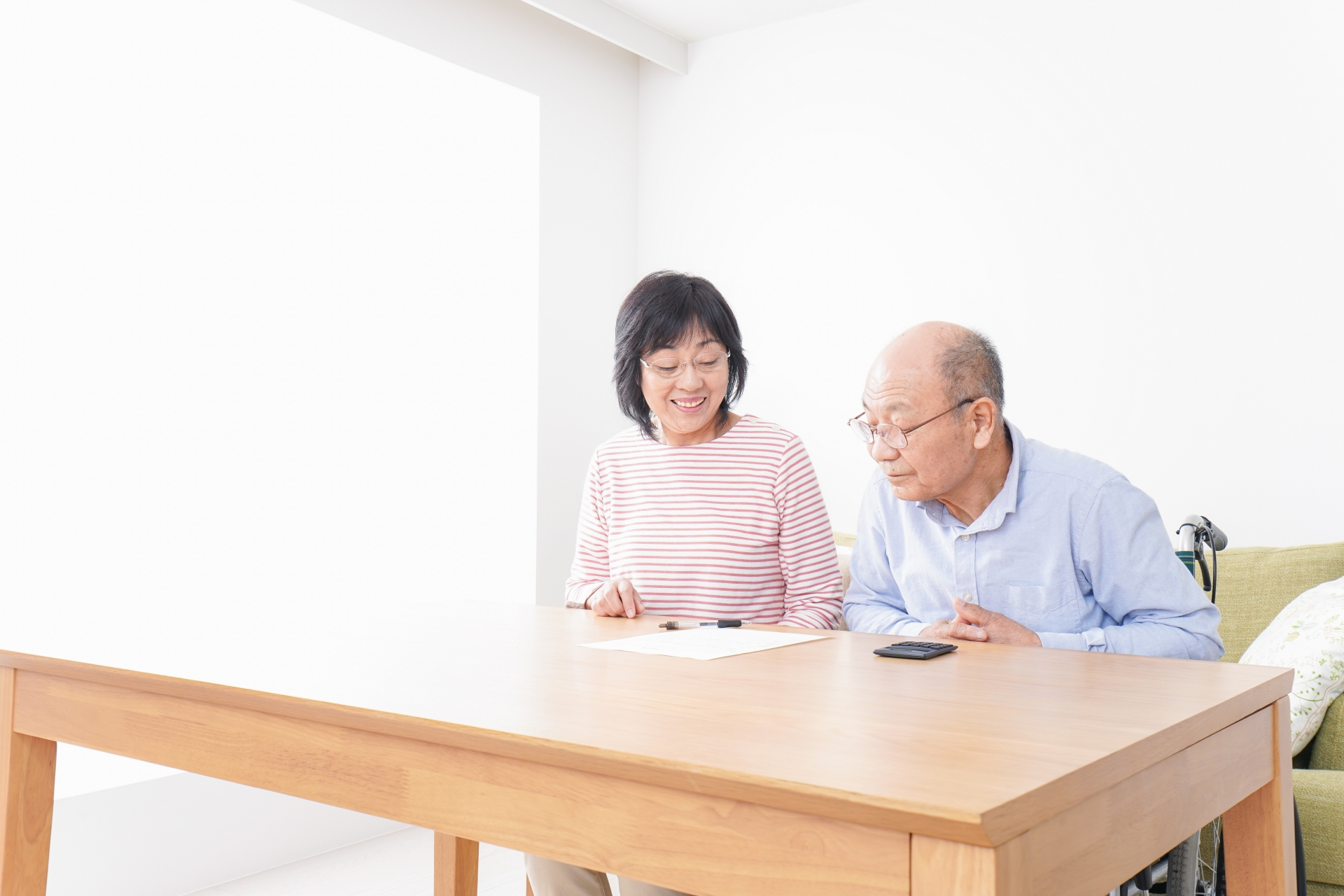 契約をする高齢の夫婦