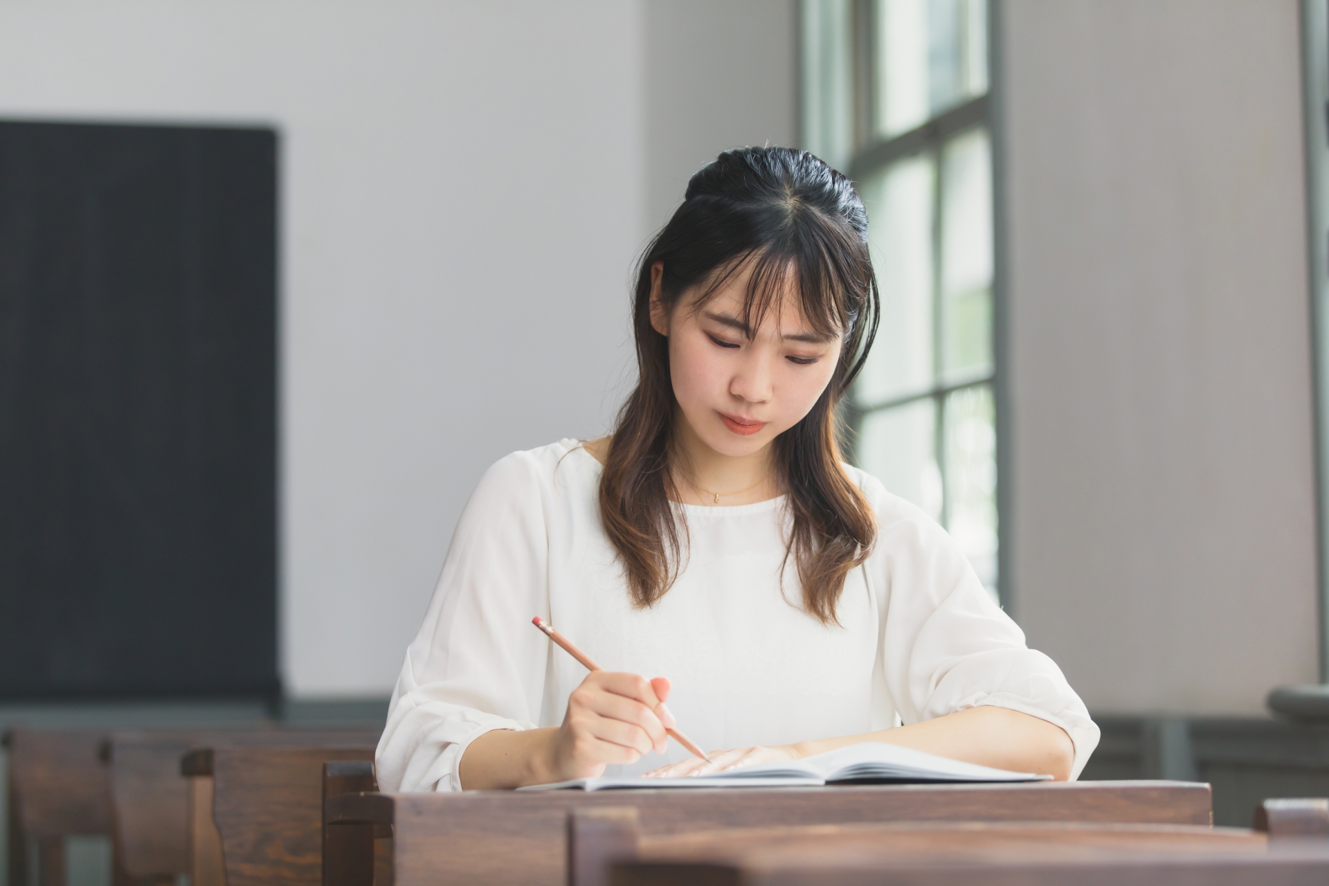 授業を受ける女性 class