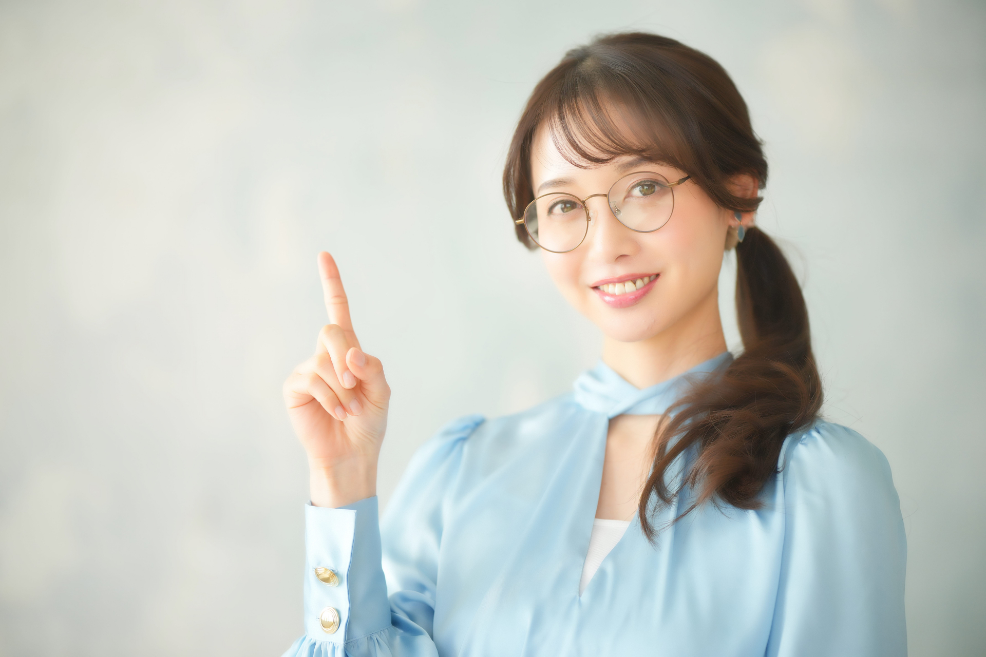 人差し指を立てる女性1