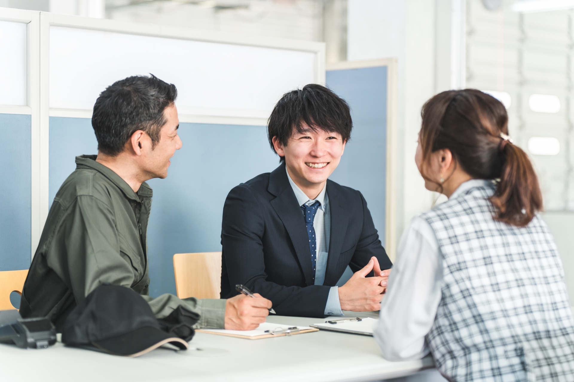 会社でミーティング・会議する男女スタッフ