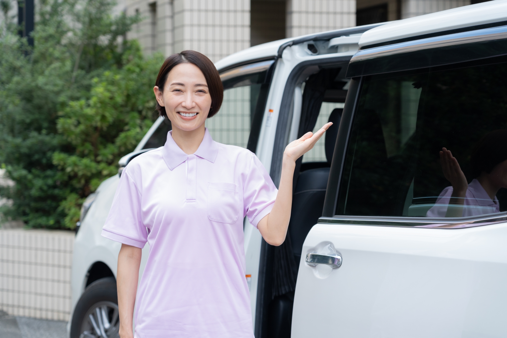 車で訪問介護をするミドルの女性介護士
