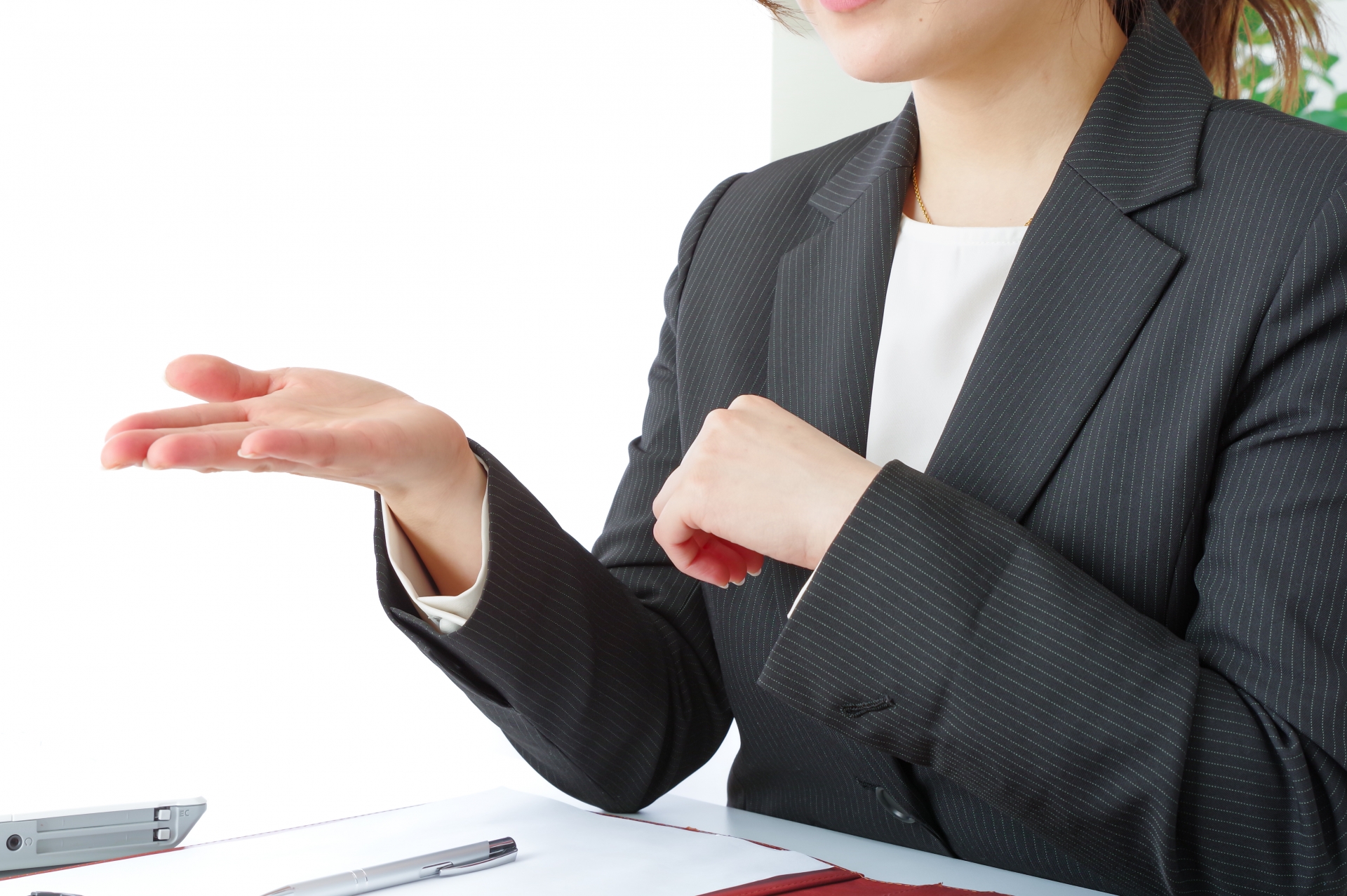 仕事の打ち合わせをする女性