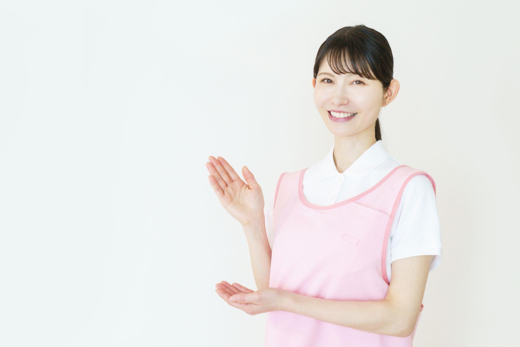 手を拡げる若い日本人女性介護士