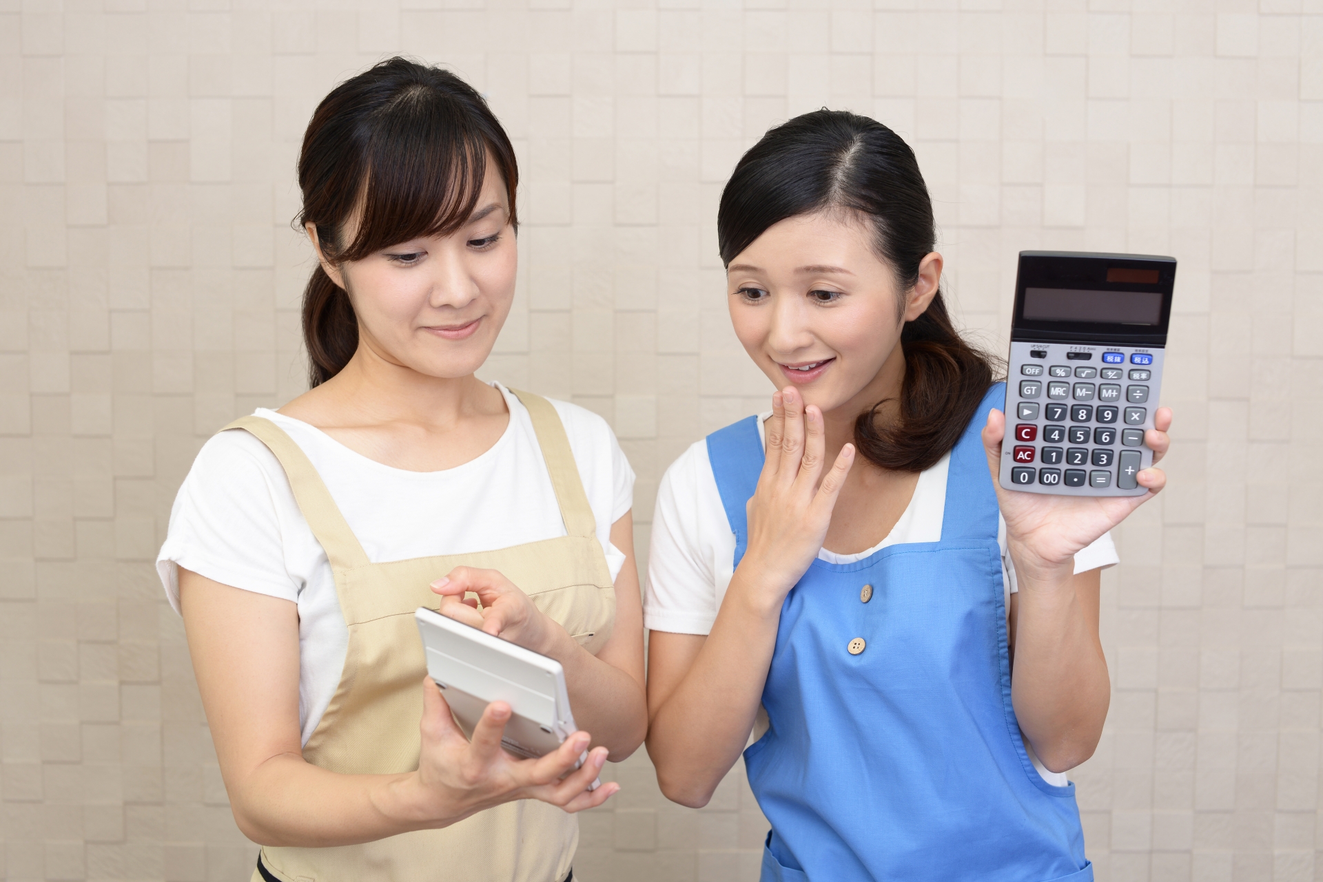 計算機を持つ二人の女性