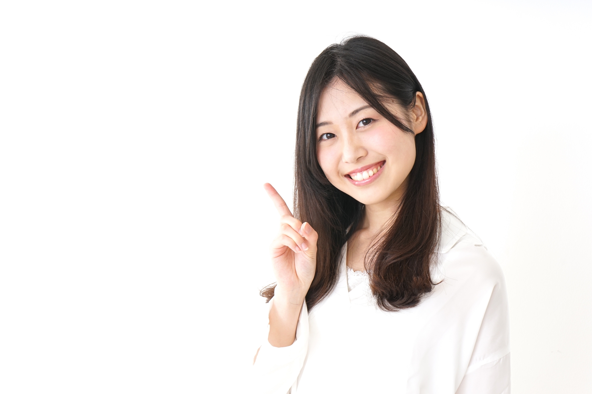 ポイントを指差す若い女性