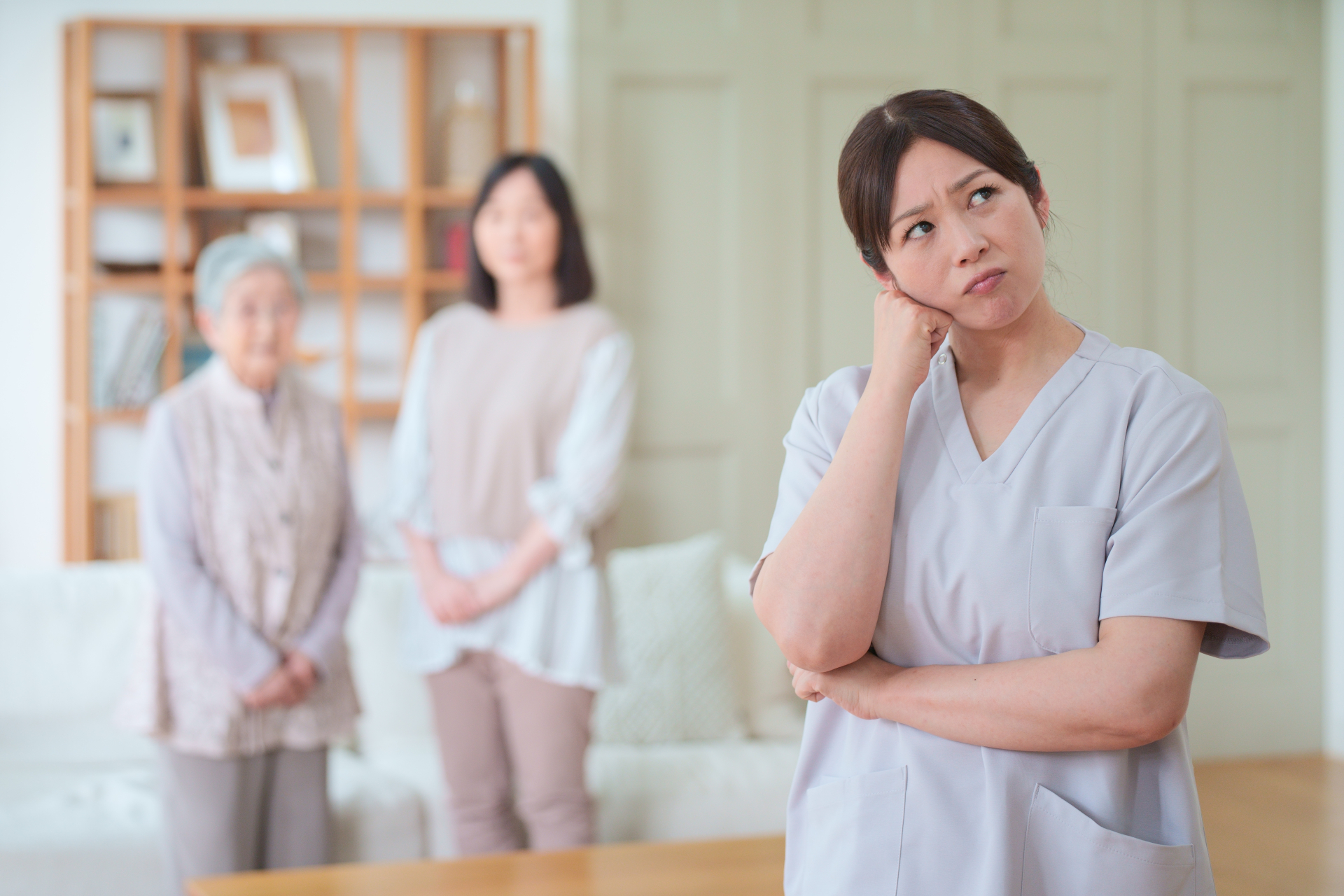 悩む女性介護士