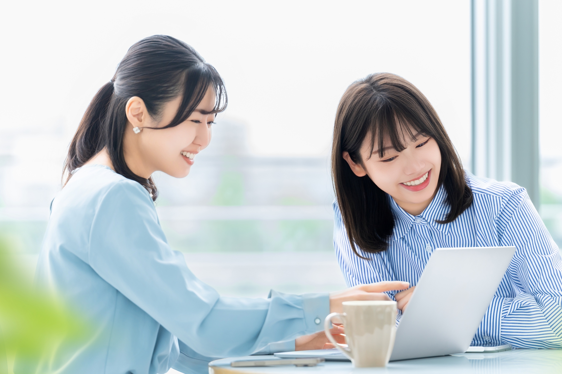 ミーティングをする2人のビジネスウーマン